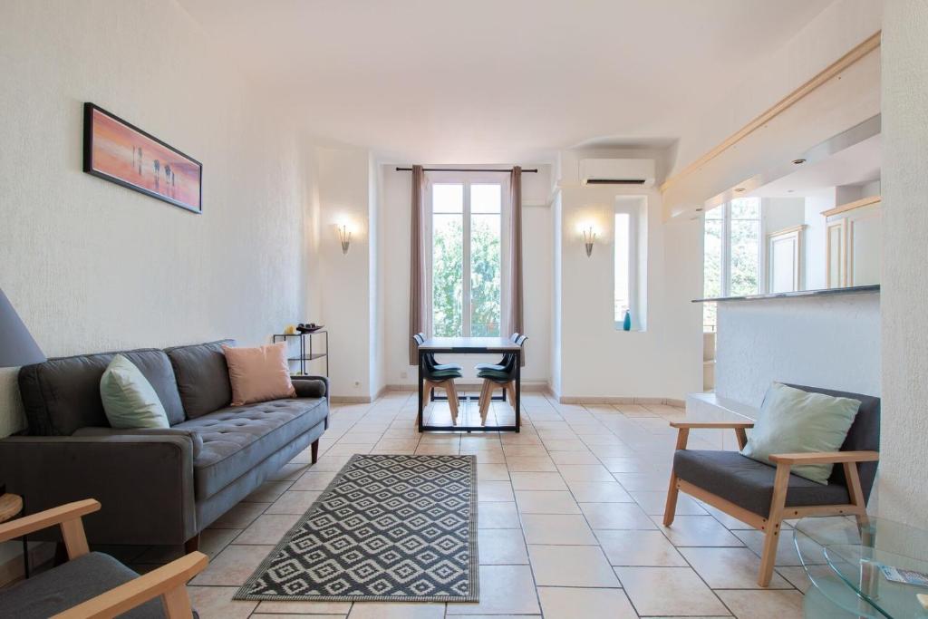 Bright 2-Bedroom Apartment - La Libération
