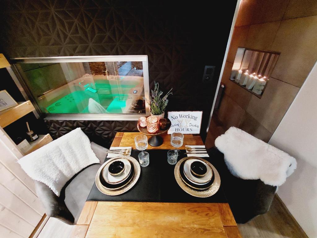an aerial view of a table with plates on it at La Suite in La Calamine
