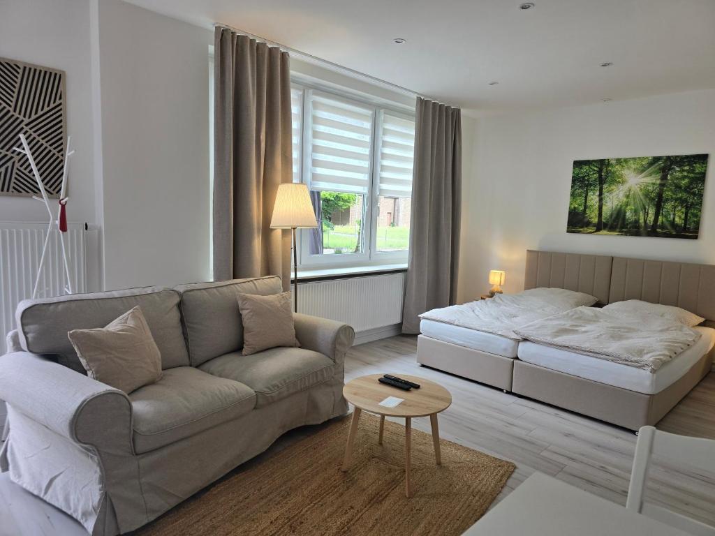 a living room with a couch and a bed at Lieblingsplatz Bevensen in Bad Bevensen