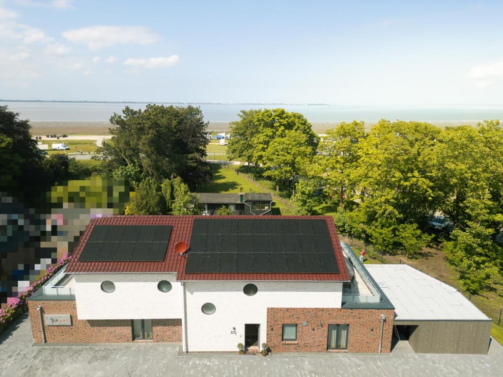 an overhead view of a house with solar panels on the roof at Flutgold Dangast in Dangast