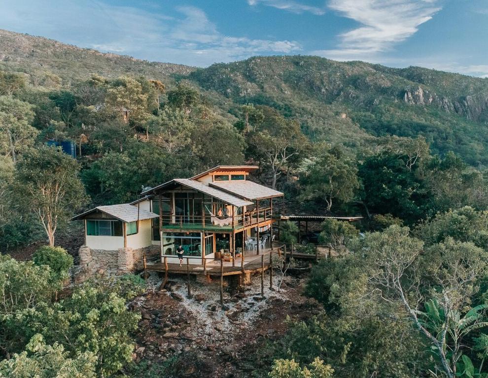 an aerial view of a house on a hill at Sitio Tashi Delek in Cavalcante