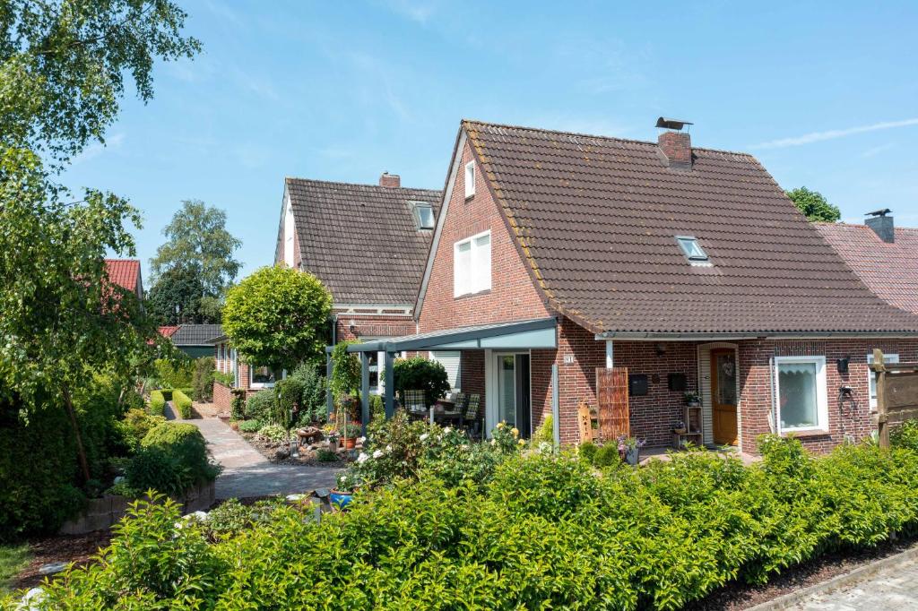 a brick house with a brown roof at Pension Murra in Stedesdorf