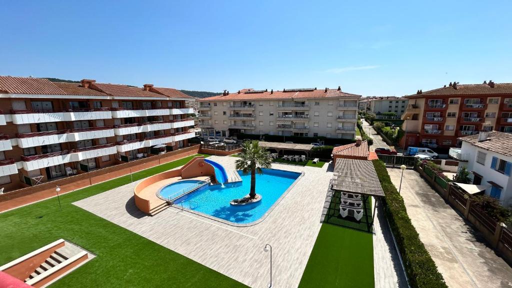 an overhead view of a swimming pool in an apartment at Alojamientos familiares Sa Gavina Estartit, Principal in L'Estartit