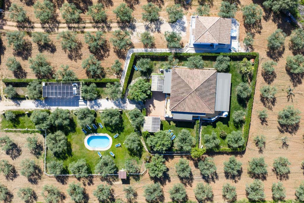 an aerial view of a yard with a house and a pool at Residence con piscina Piricone in Orosei
