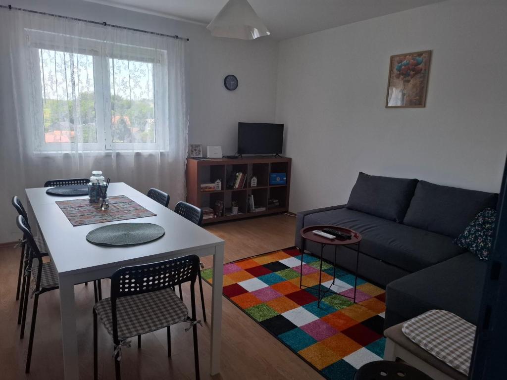 ein Wohnzimmer mit einem Tisch und einem Sofa in der Unterkunft Ki-Mi-Self Check-In in Krapina