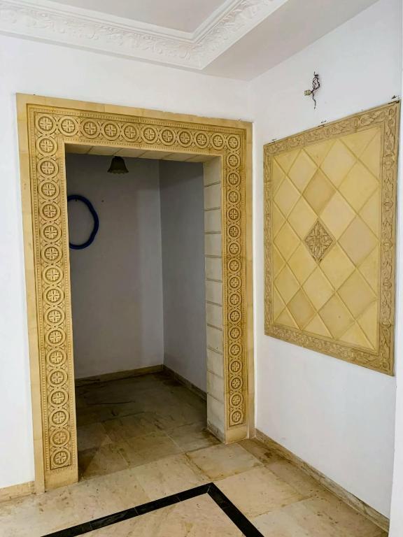 an empty room with an open door in a wall at Appartement Détente Hammamet in Hammamet