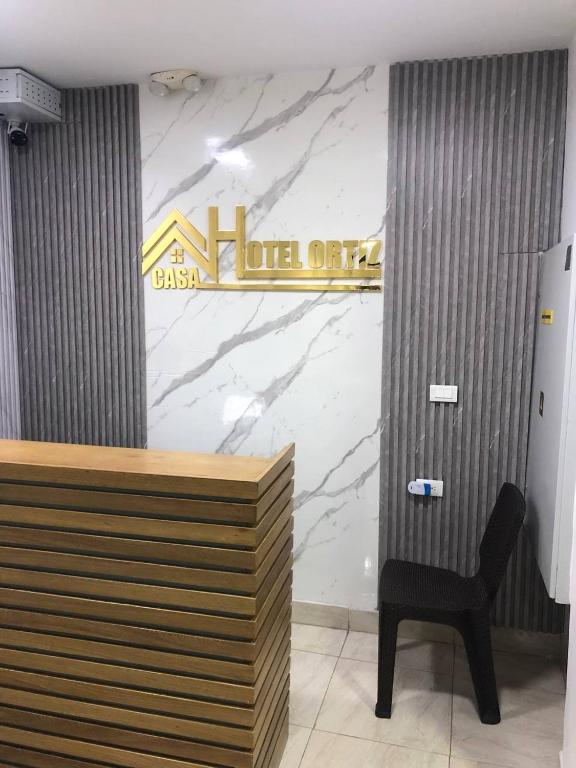 a black chair sits in front of a marble counter at Casa Hotel Ortiz in Apartadó