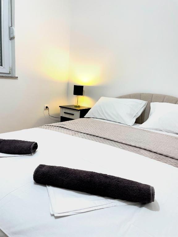 two beds in a room with two beds sidx sidx sidx at Apartman LUXE STAY Vujović in Bileća