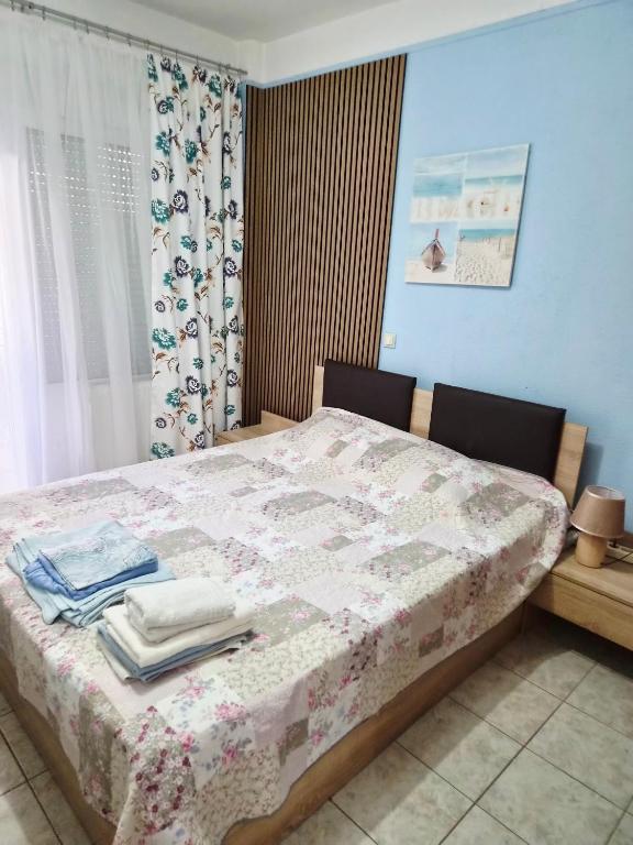 a bedroom with a bed with a table and two chairs at Cosy apartment in Perea