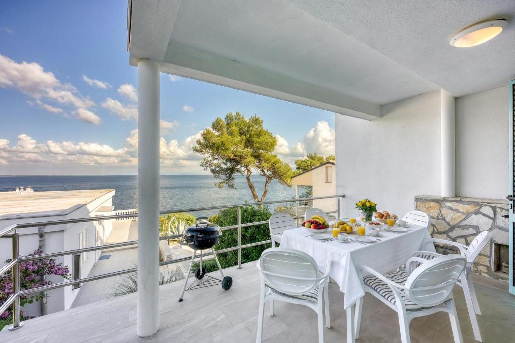 Valdarke Seaside Apt /w Sea View Terrace - Happy Rentals