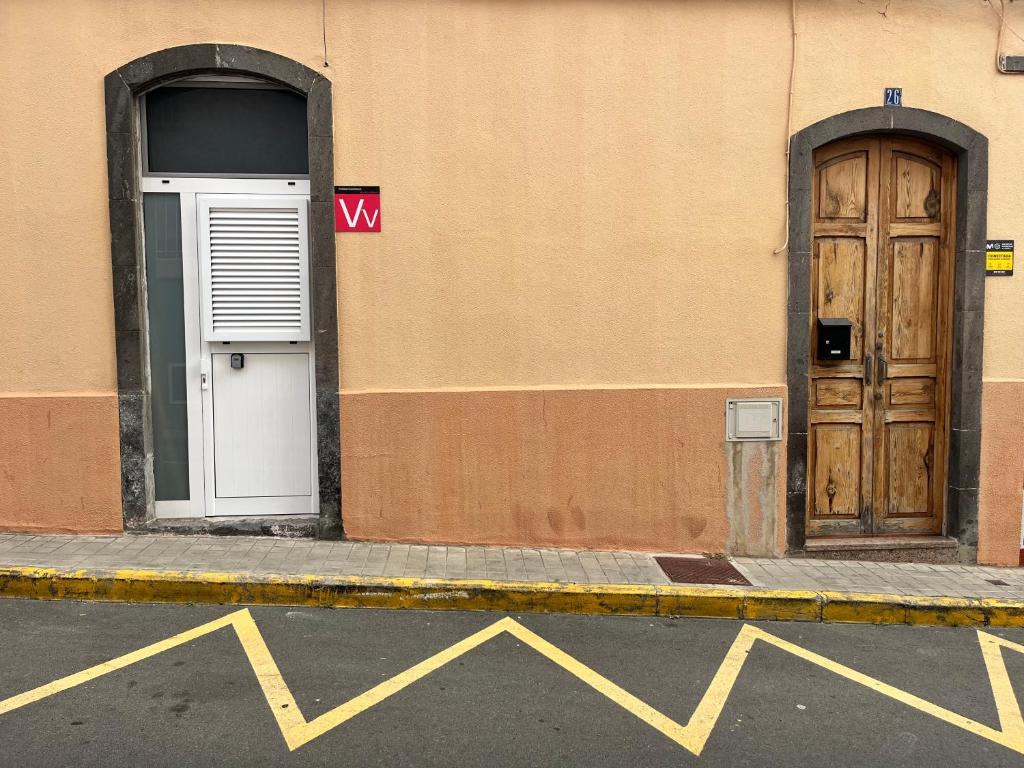 a building with aww sign next to a door at Casa Vega-Marrero in Arucas