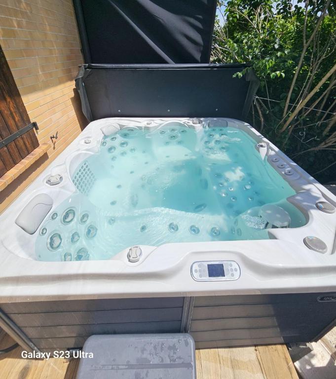 a jacuzzi tub sitting on a deck at Havre de paix in Corbeil-Essonnes