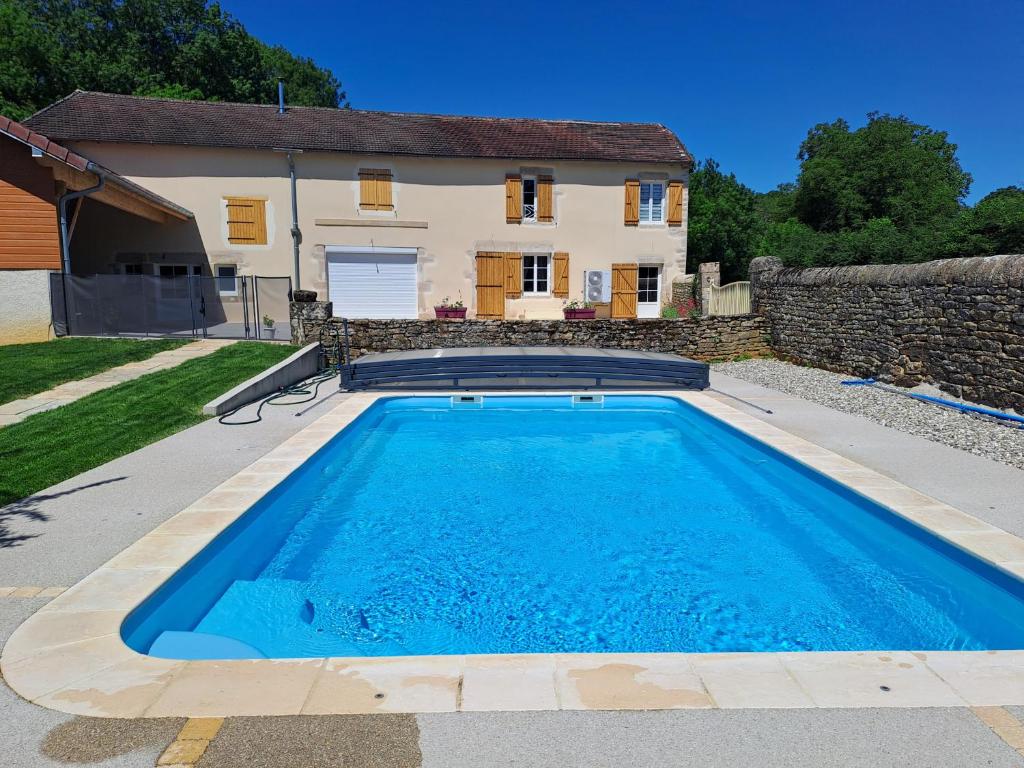 a swimming pool in front of a house at Hébergement Cressia in Cressia