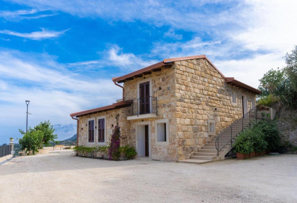 una casa in pietra con una scala di fronte di Agrifiumara Villa Sofia a San Francesco di Paola