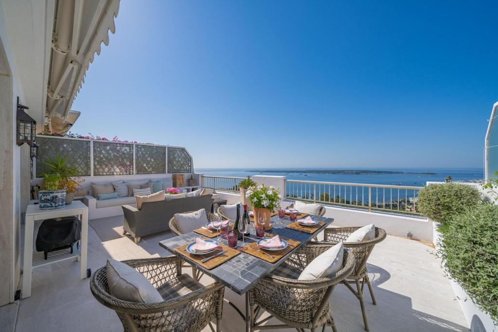 Duplex Penthouse with panoramic sea view in Cannes
