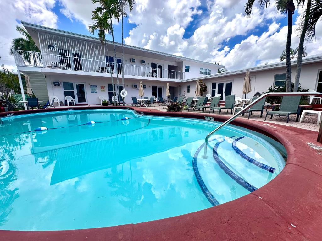 a swimming pool in front of a hotel at Birch Patio Motel in Fort Lauderdale