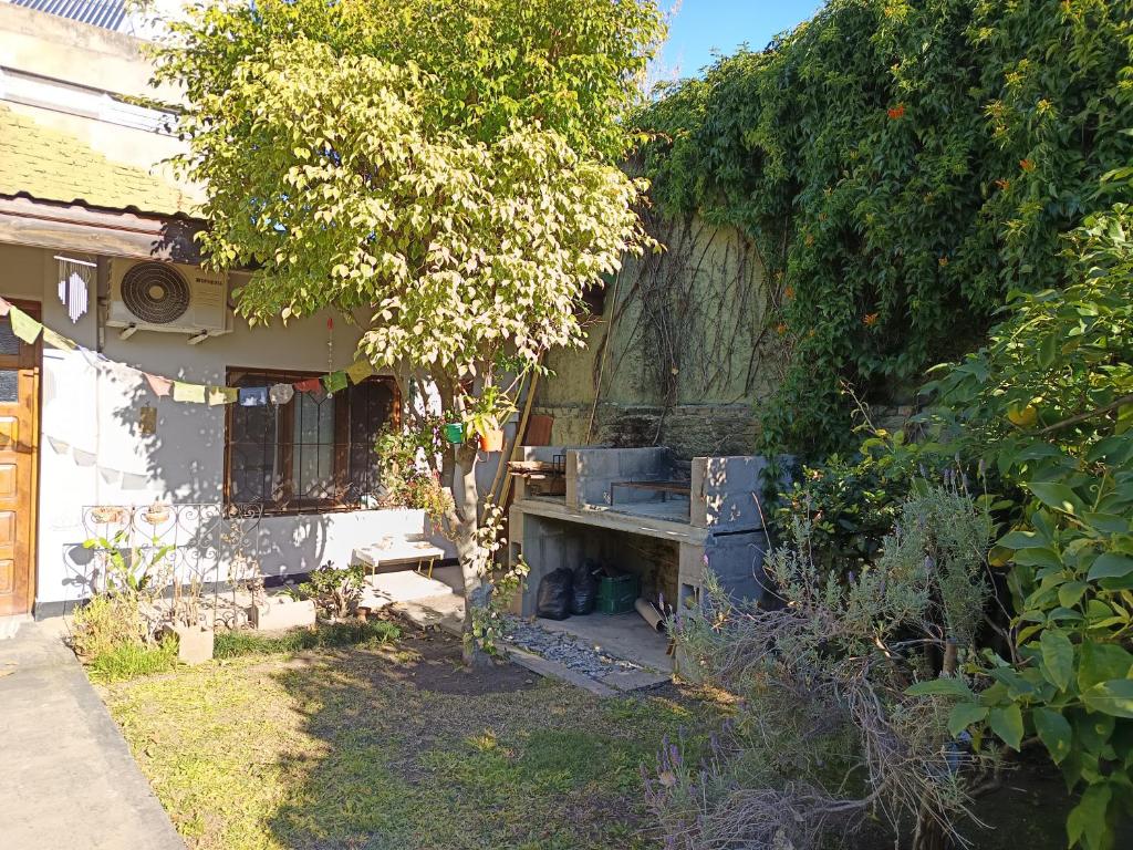 a backyard of a house with a bench in the yard at Refugio Quilmes Centro - Work & Relax in Quilmes