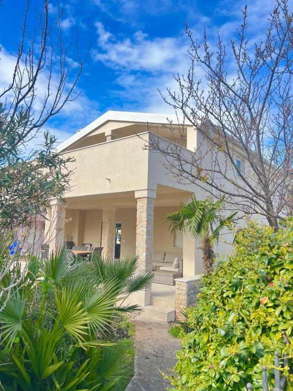 Five bedroom house near sandy beach Villa Major