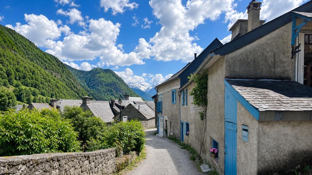 a street in a village in the mountains at La Maison du Patou in Cadéac