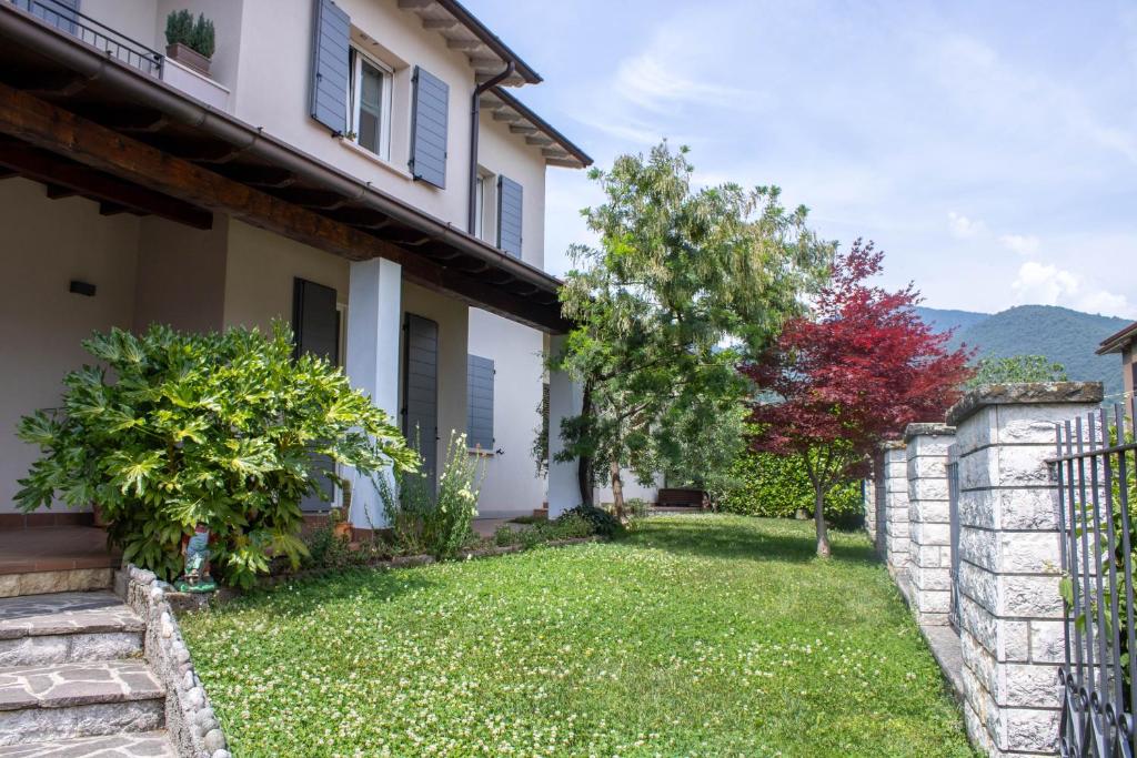 a house with a yard with a fence at Alveare 27 in Monticelli Brusati