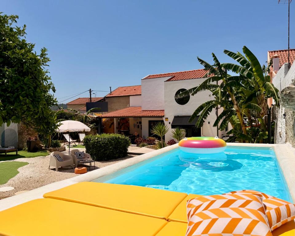 a swimming pool with a frisbee in the middle at Villa familiar com piscina e jacuzzi a 30 min de Lisboa in Torres Vedras