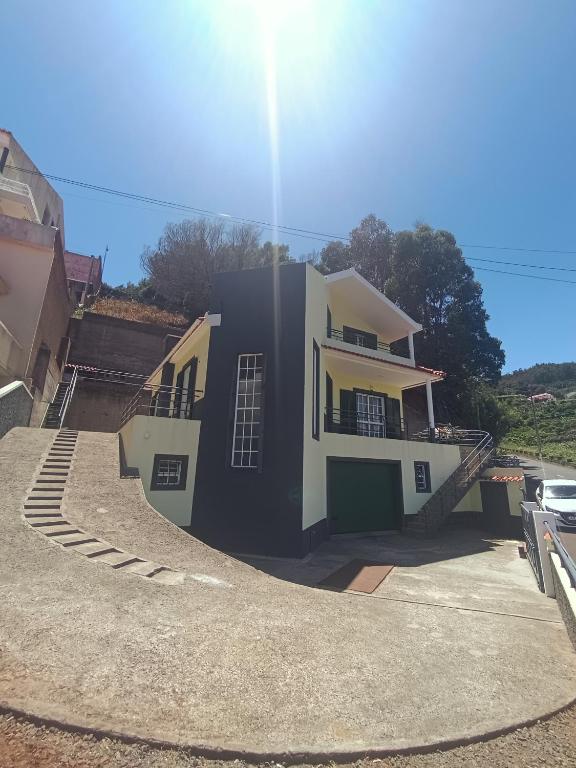 a house with a driveway in front of it at Dotty's House in Gaula