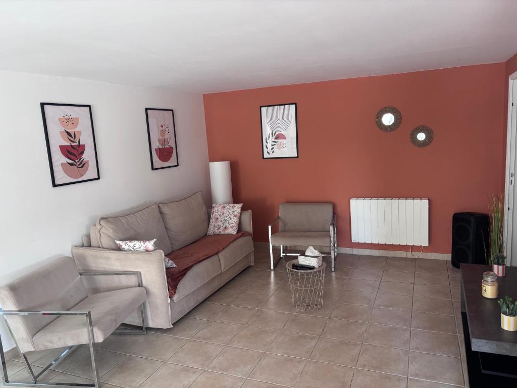 a living room with a couch and a table at Le cosy d'Aramon in Aramon