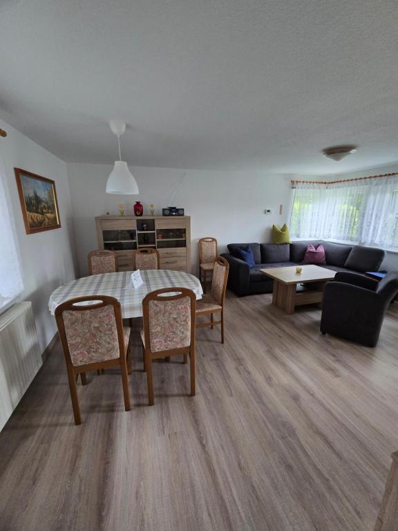 a living room with a table and a couch at Ferienhaus Parnet in Neudorf
