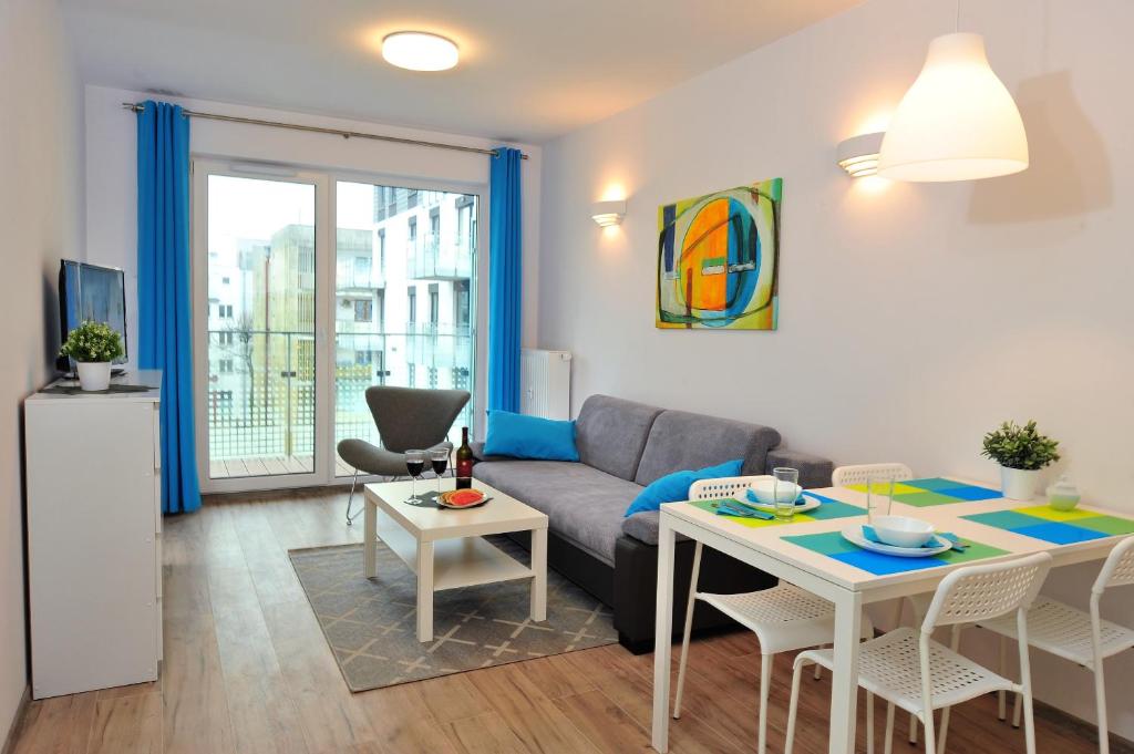 - un salon avec un canapé et une table dans l'établissement Apartament Solna 11 Kołobrzeg, à Kołobrzeg