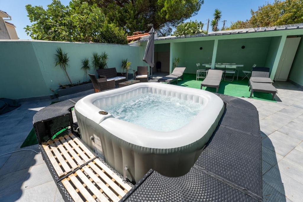a hot tub sitting on top of a patio at Villa Turquesa Estoril in Alcabideche
