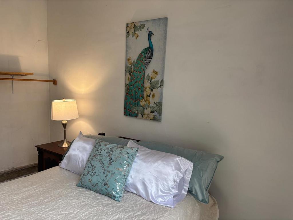ein Schlafzimmer mit einem Bett und einem Gemälde an der Wand in der Unterkunft Bright Room in Córdoba