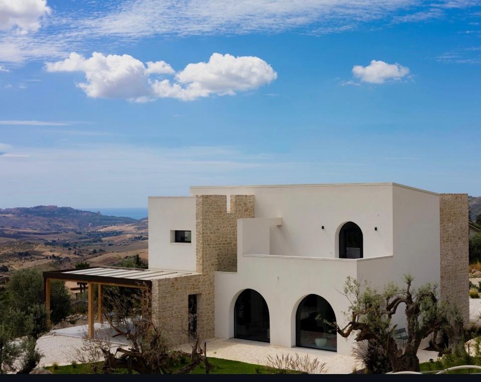 a house on a hill with a view at Nafura in Raffadali