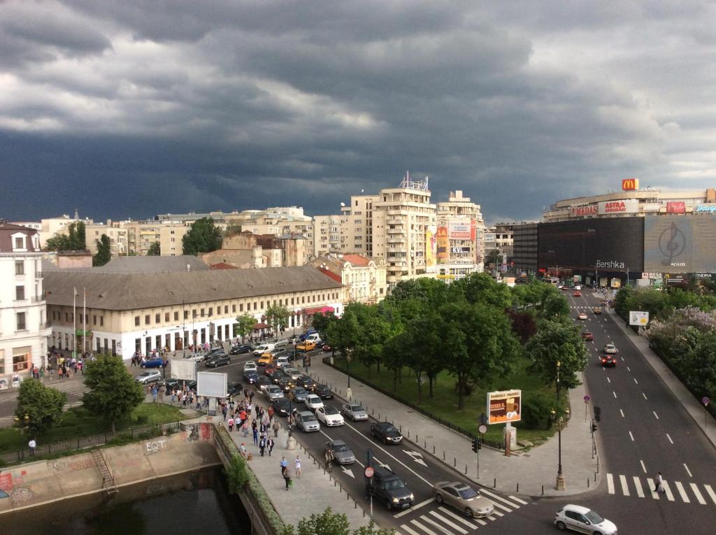 miasto z ruchliwą ulicą z samochodami i budynkami w obiekcie Diana's Flat-Bucharest - Old City w Bukareszcie