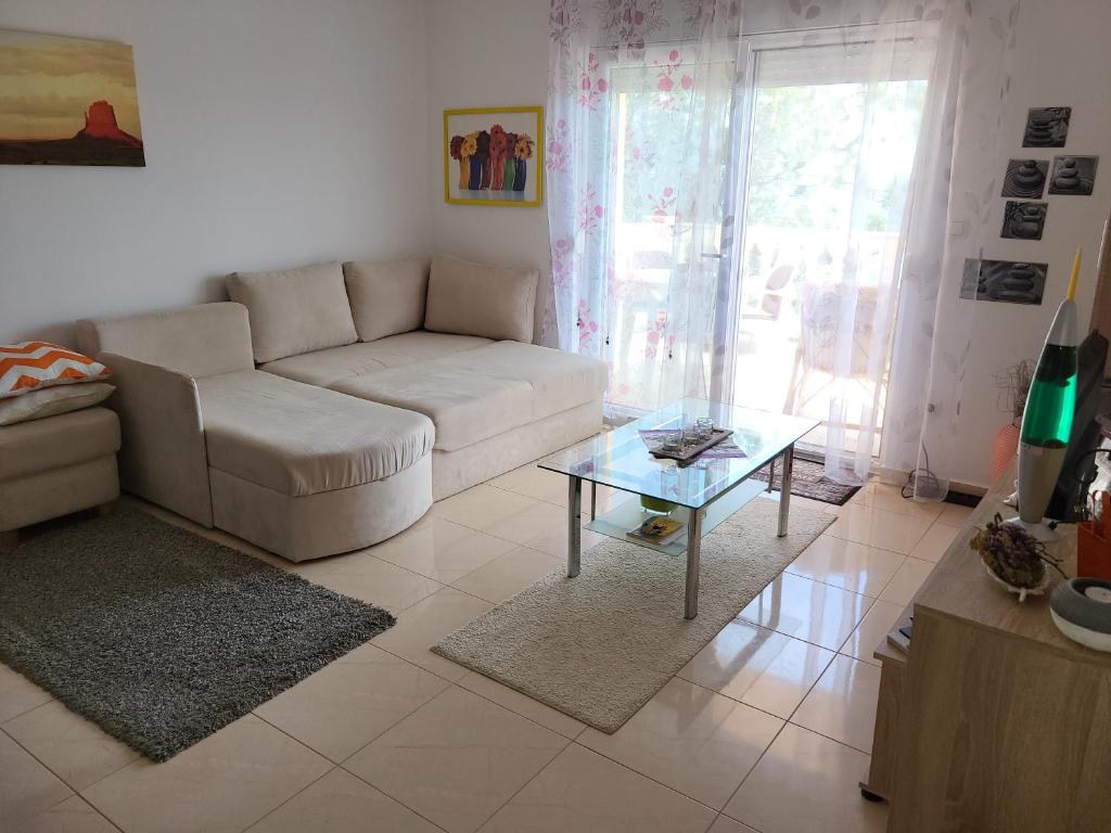 a living room with a couch and a table at Ferienwohnung mit Meerblick in Povile