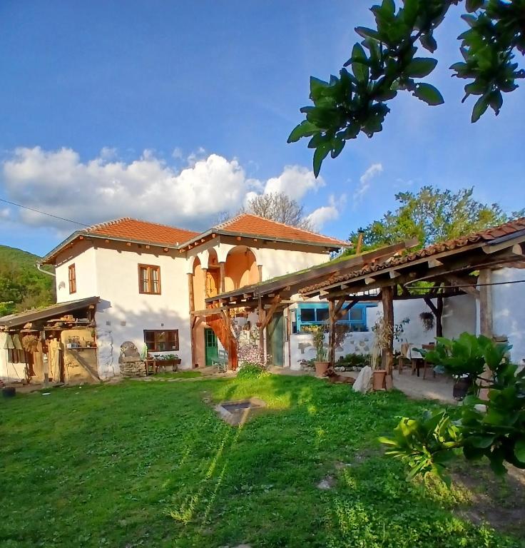 an image of a house with a yard at Vila Dika in Poganovo