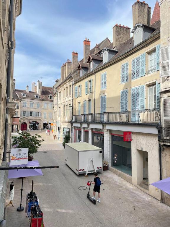 a young child is playing in a city street at Appartement Centre-ville Dole in Dole