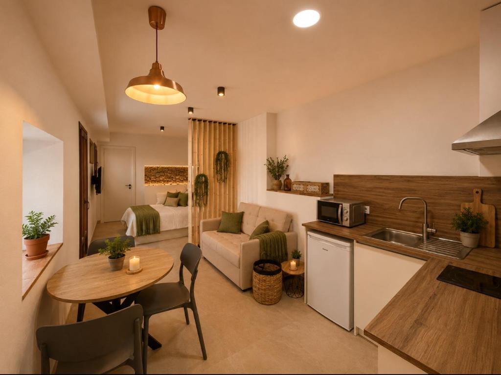 a kitchen and living room with a table and a couch at Apartamento Luna in Cártama