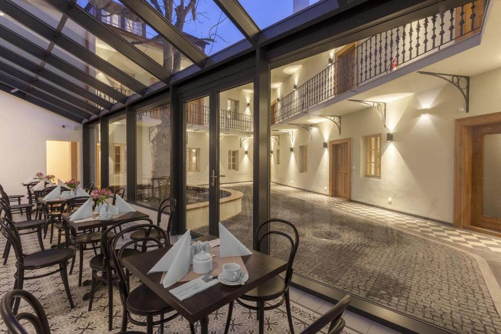 Posezení v ubytování Hotel At the White Lily