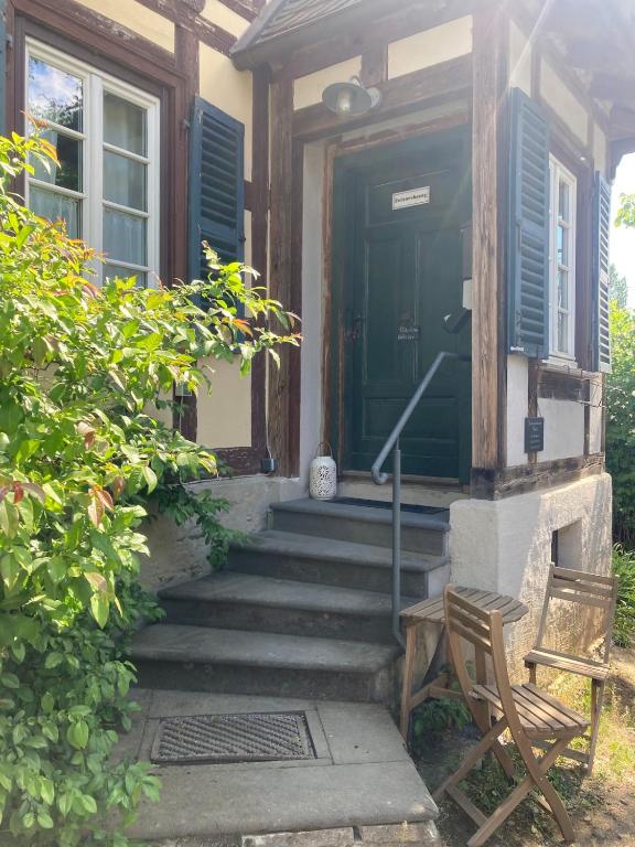 eine Veranda eines Hauses mit einer grünen Tür in der Unterkunft Mühlenwohnung in Boppard
