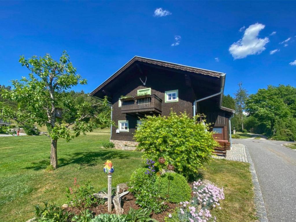 a brick house with a gambrel roof at Im Bayerischen Wald in Viechtach