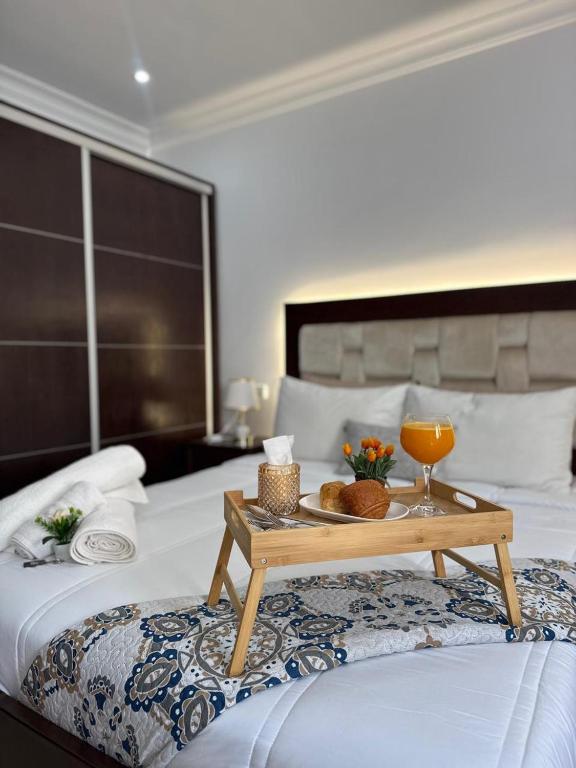 a tray of food on top of a bed at APARTAMENTOS ALBATROS in Asilah
