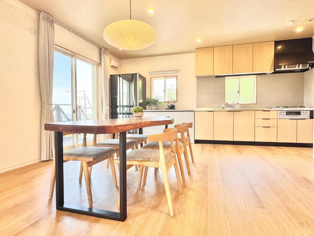 a kitchen and dining room with a table and chairs at Casa2 in Katsura