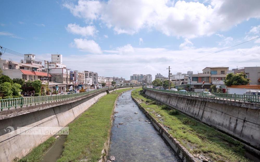 a river in the middle of a city with buildings at Skyview B&amp;B in Ji&#39;an