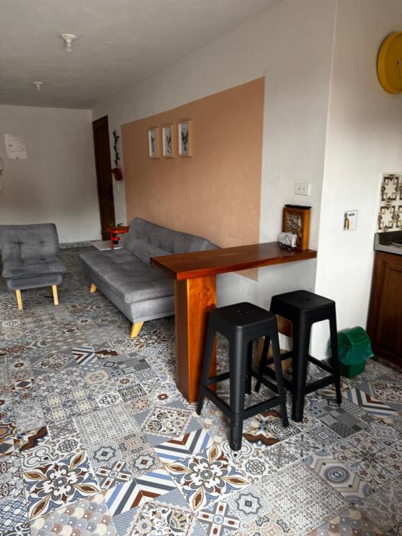 a living room with a table and a couch at Apartamento acogedor cerca al parque con balcón in Jardin