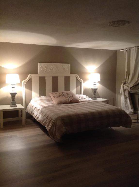 um quarto com uma cama grande e 2 candeeiros em SUITE 5 em Reggio Emilia