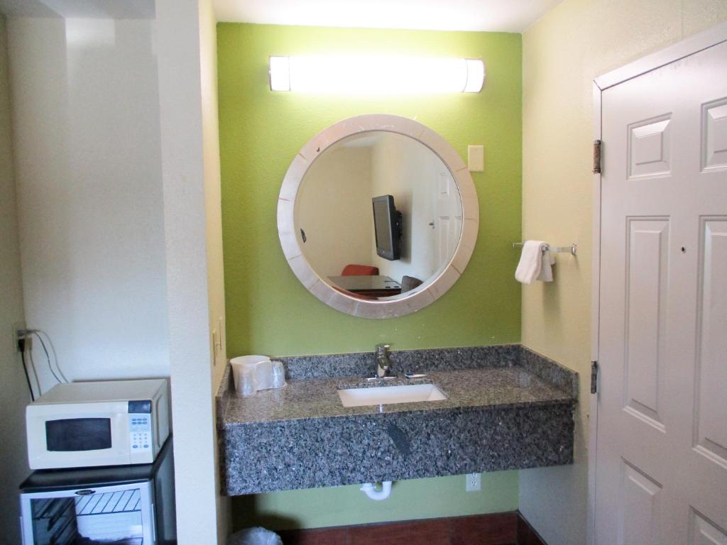 Savannah Garden Inn - King Room - Non-Smoking
