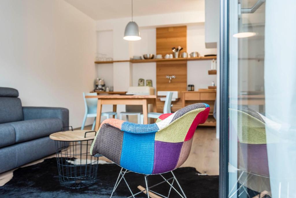 uma sala de estar com um sofá e uma mesa em M-Loft merangardenvilla em Merano