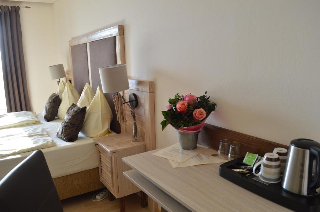 Postel nebo postele na pokoji v ubytování Jägerhotel