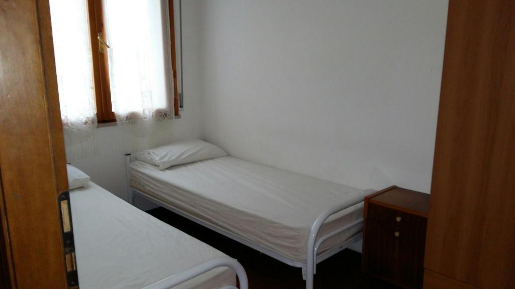 Teresa Apartments Per il Check in Agenzia Viale Francesco Petrarca 391 lido Adriano Raにあるベッド