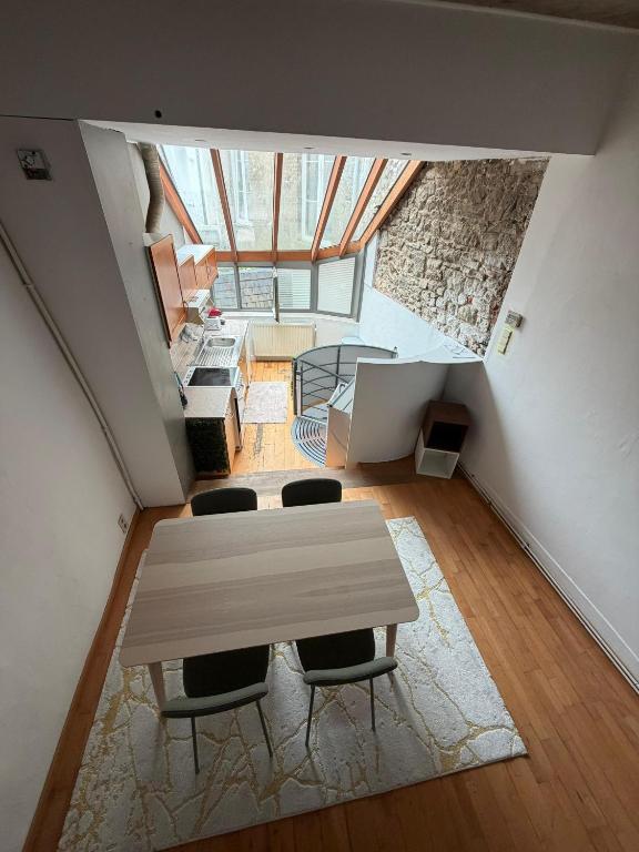 a dining room with a table and chairs in a room at Le Studio Central in Huy